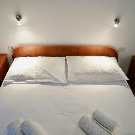 Sesar Apartments Krk - No. 1 Iva クルク エクステリア 写真