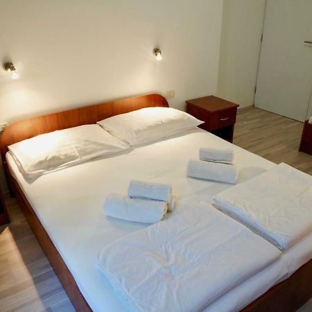Sesar Apartments Krk - No. 1 Iva クルク エクステリア 写真