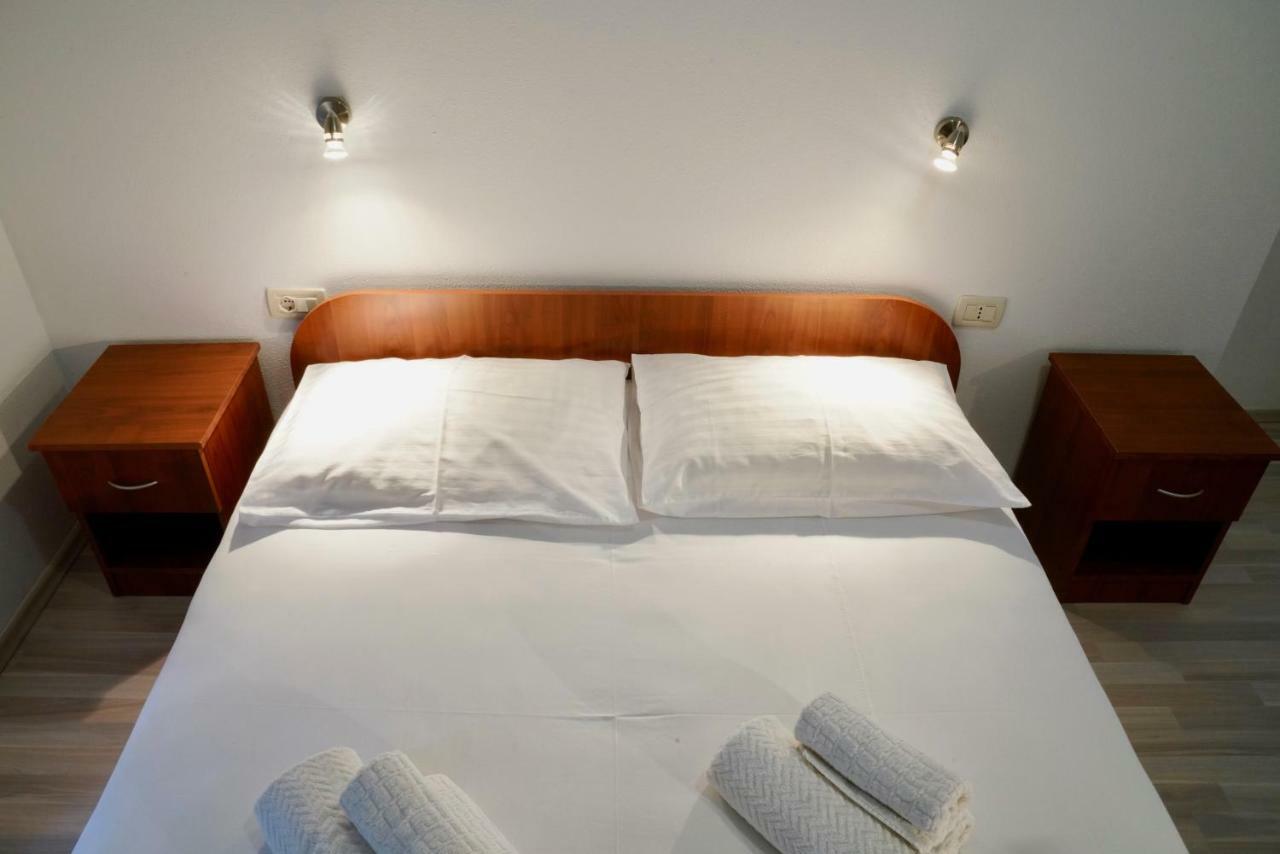 Sesar Apartments Krk - No. 1 Iva クルク エクステリア 写真