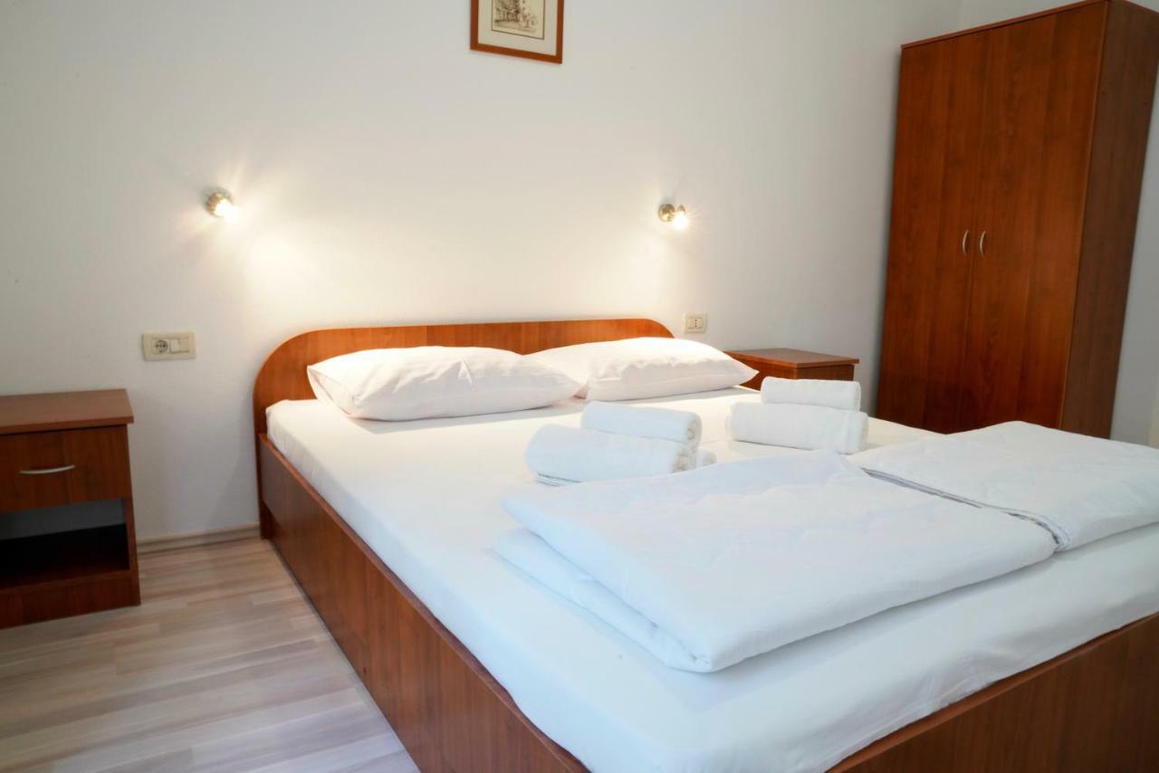 Sesar Apartments Krk - No. 1 Iva クルク エクステリア 写真