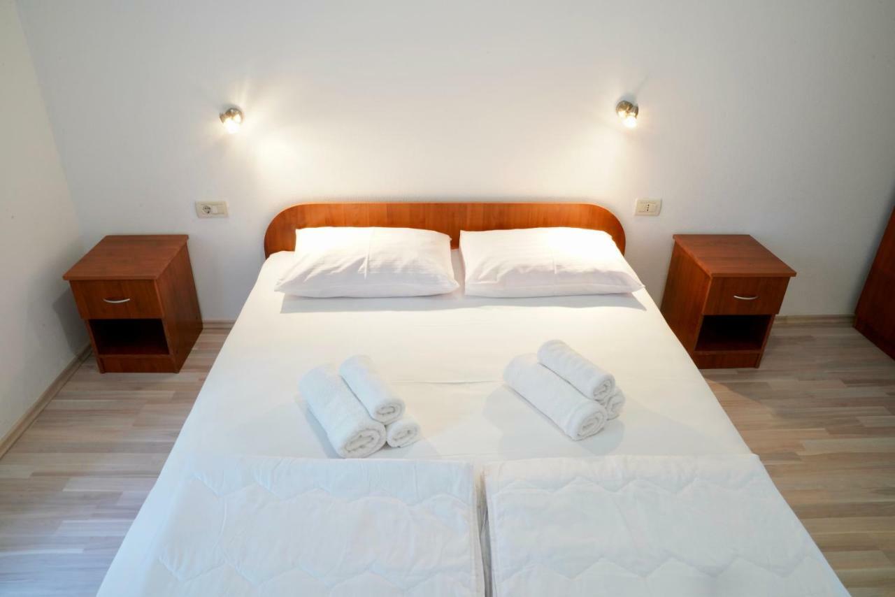Sesar Apartments Krk - No. 1 Iva クルク エクステリア 写真