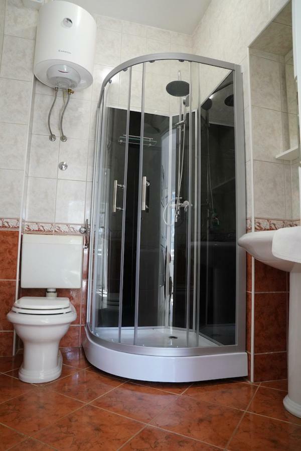 Sesar Apartments Krk - No. 1 Iva クルク エクステリア 写真